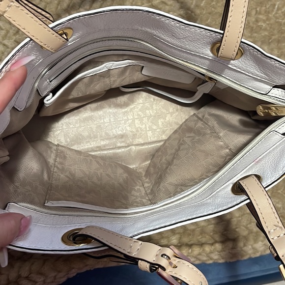 White Michael Kors purse. Good condition - Picture 2 of 2